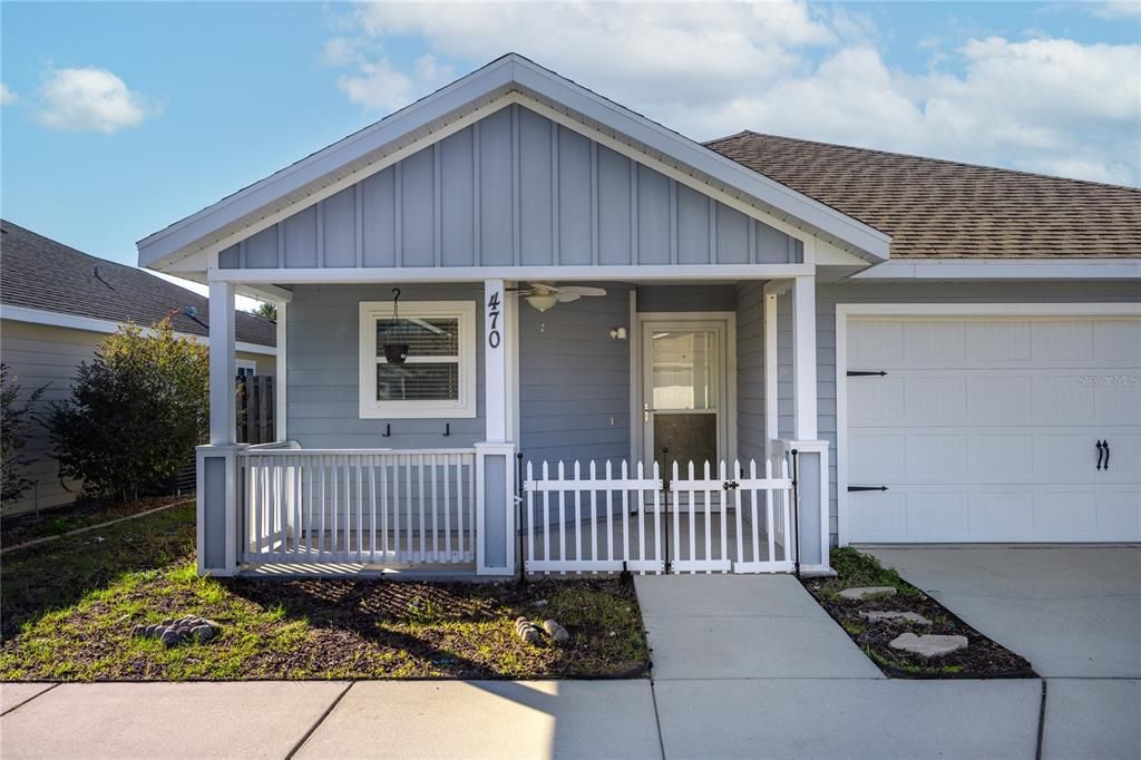 Attached, Exterior, Facade, American Craftsman