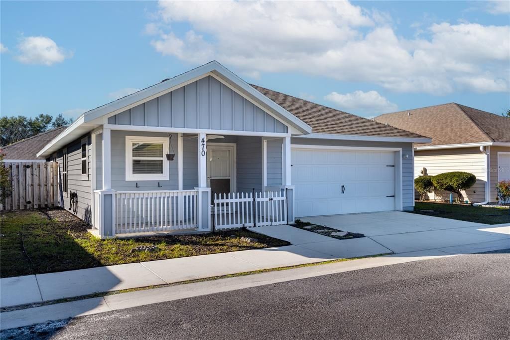 Attached, Exterior, Facade, American Craftsman