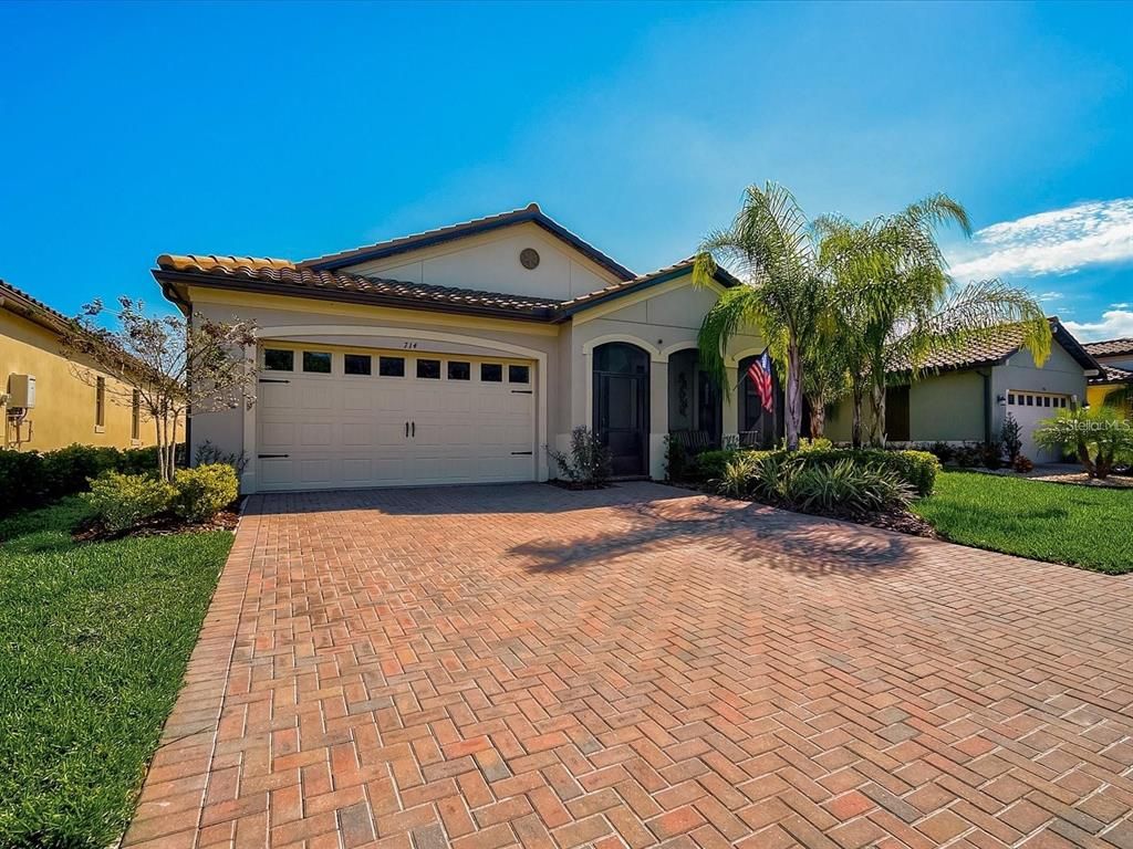 Attached, Exterior, Facade, Mediterranean