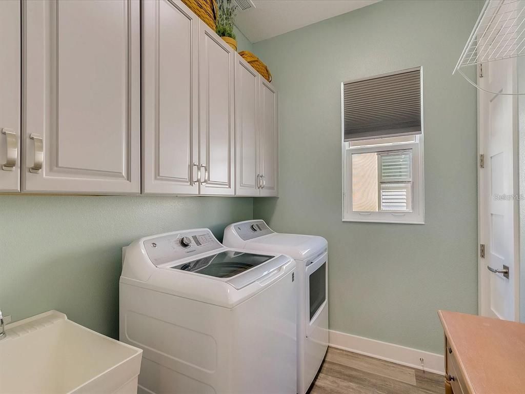 Interior, Washer, Wood Texture Flooring