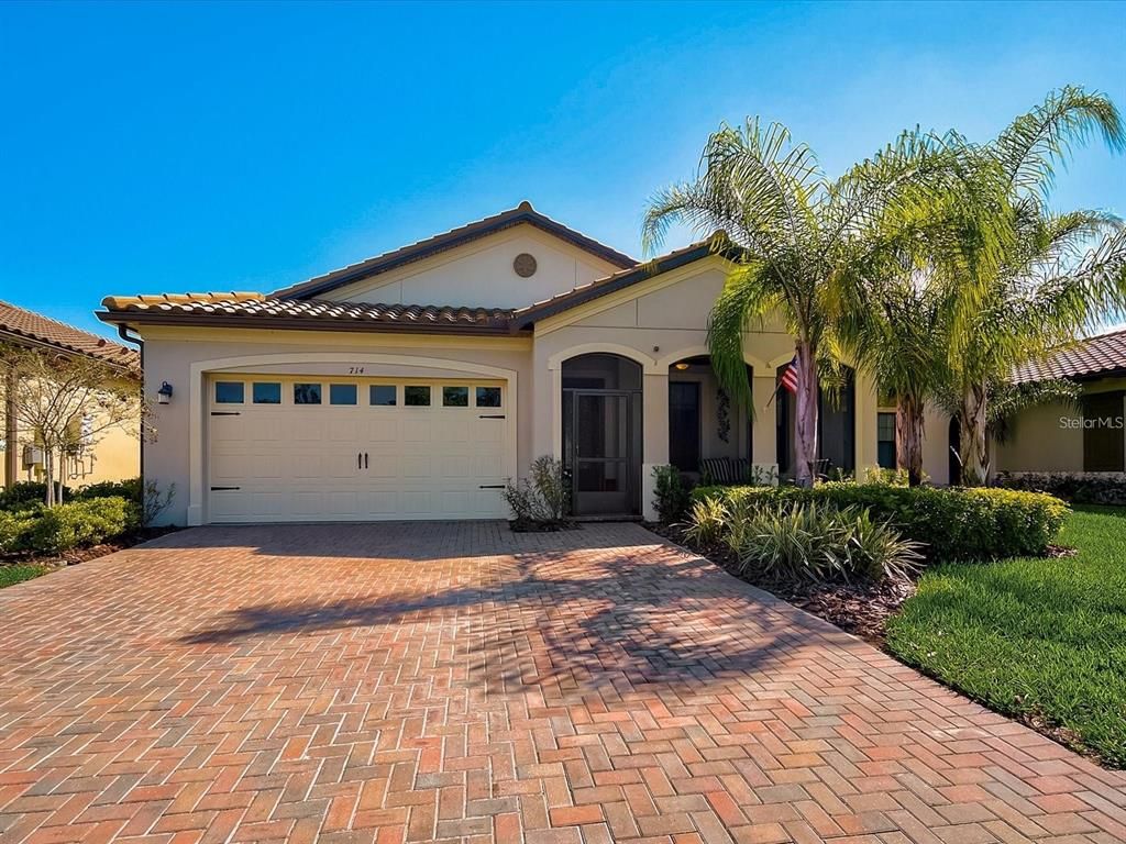 Attached, Exterior, Facade, Mediterranean