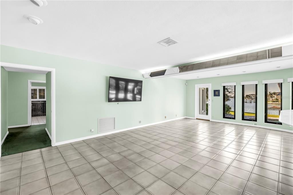 Empty room, Interior