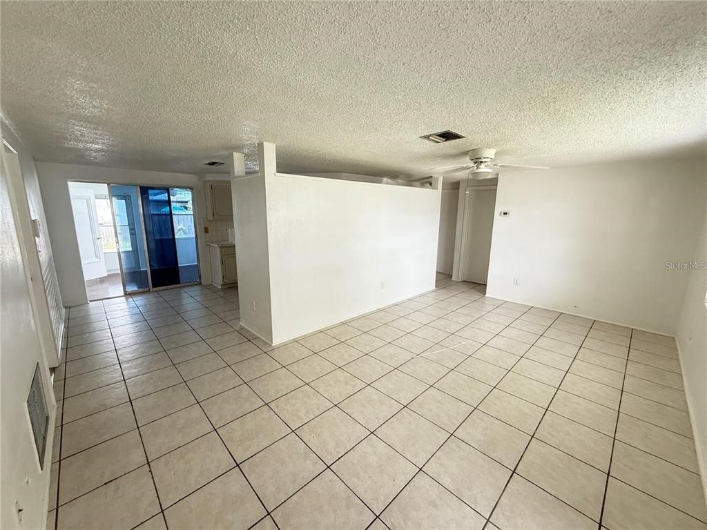 Empty room, Interior