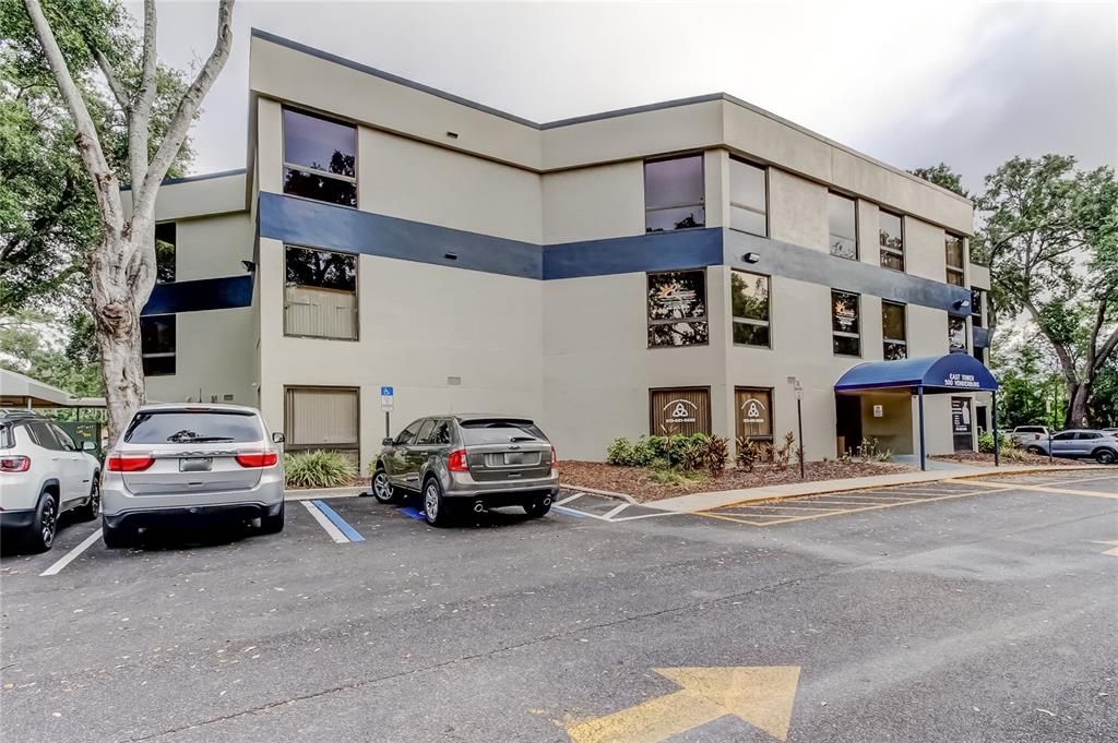 Exterior, Facade, Modern