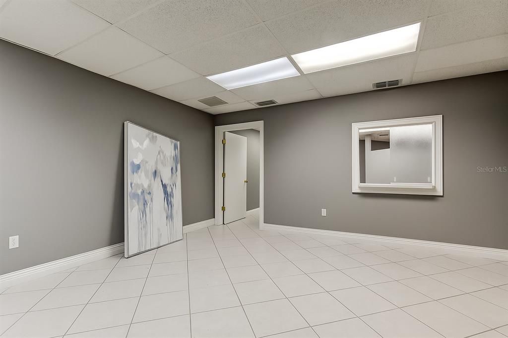 Empty room, Interior