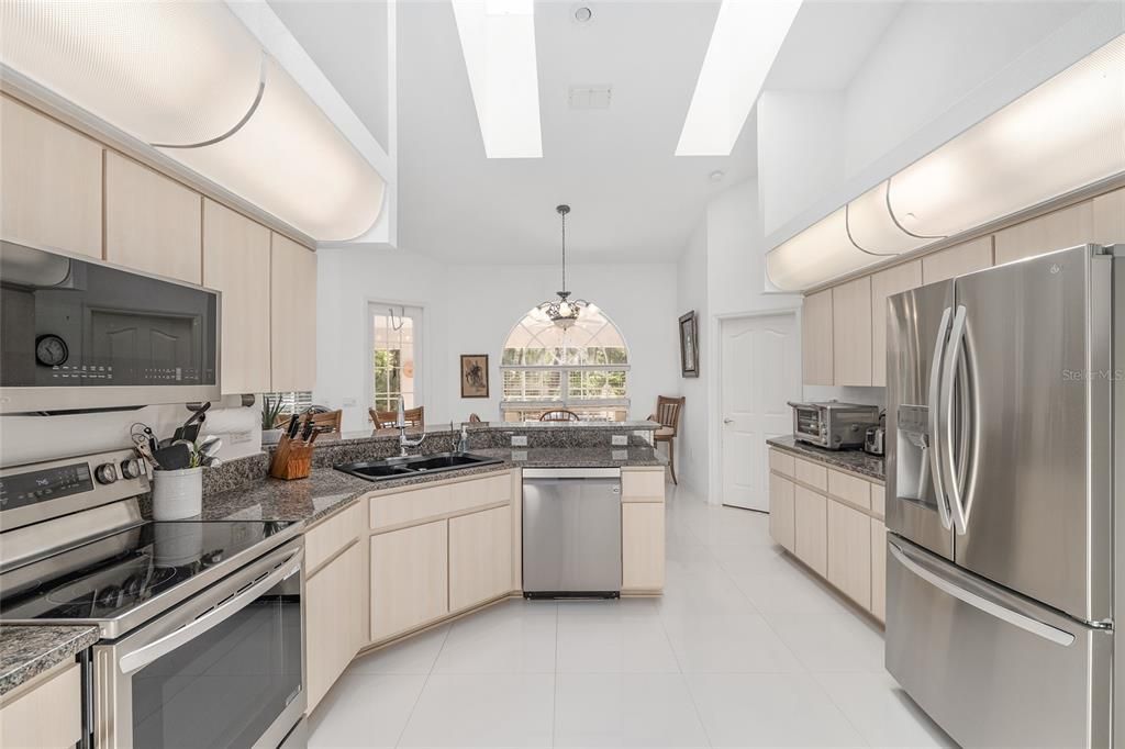 Dining room, Interior, Kitchen, Pendant Lights, Stainless Steel Appliances