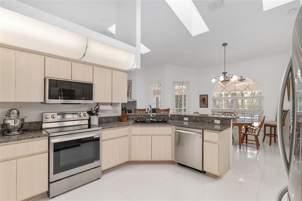 Chandelier, Dining room, Interior, Kitchen, Pendant Lights, Stainless Steel Appliances