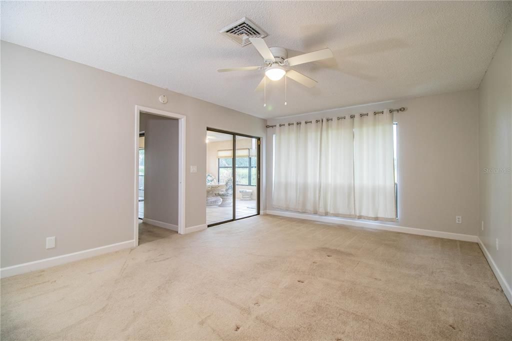 Empty room, Interior