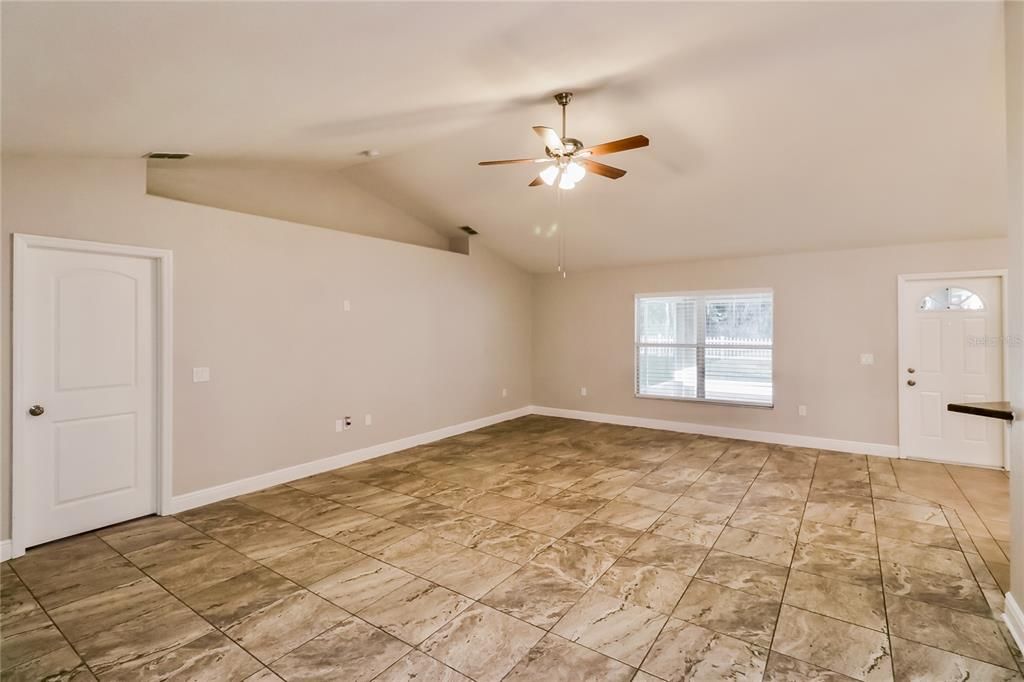 Empty room, Interior