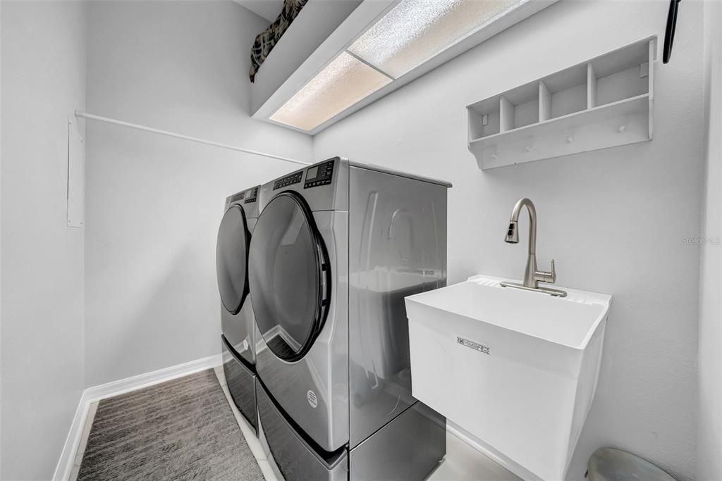 Interior, Washer, Wood Texture Flooring