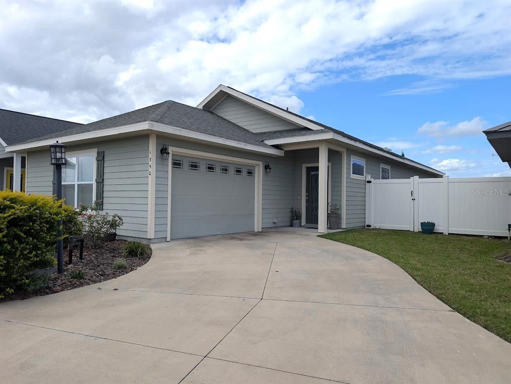 Attached, Exterior, Facade, Ranch