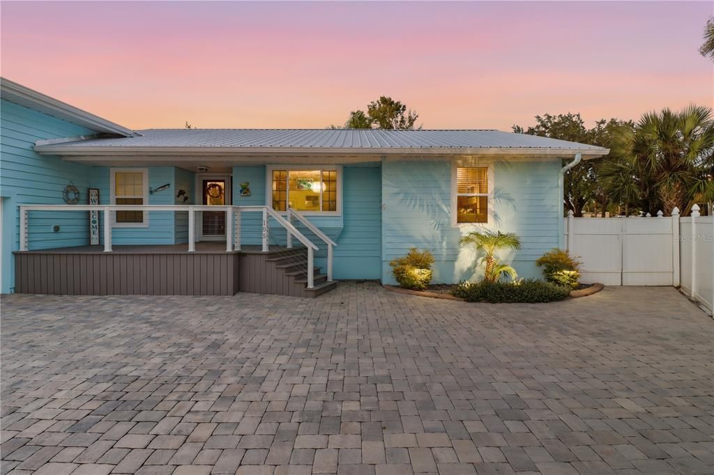 Attached, Exterior, Facade, Ranch