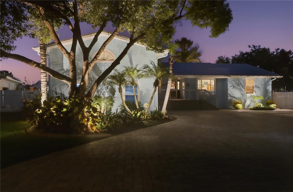 Exterior, Facade, Ranch