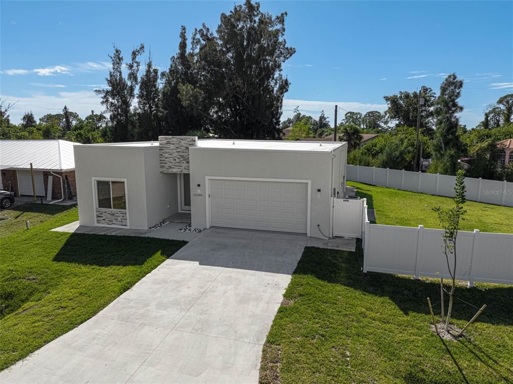 Attached, Backyard, Exterior, Facade, Modern