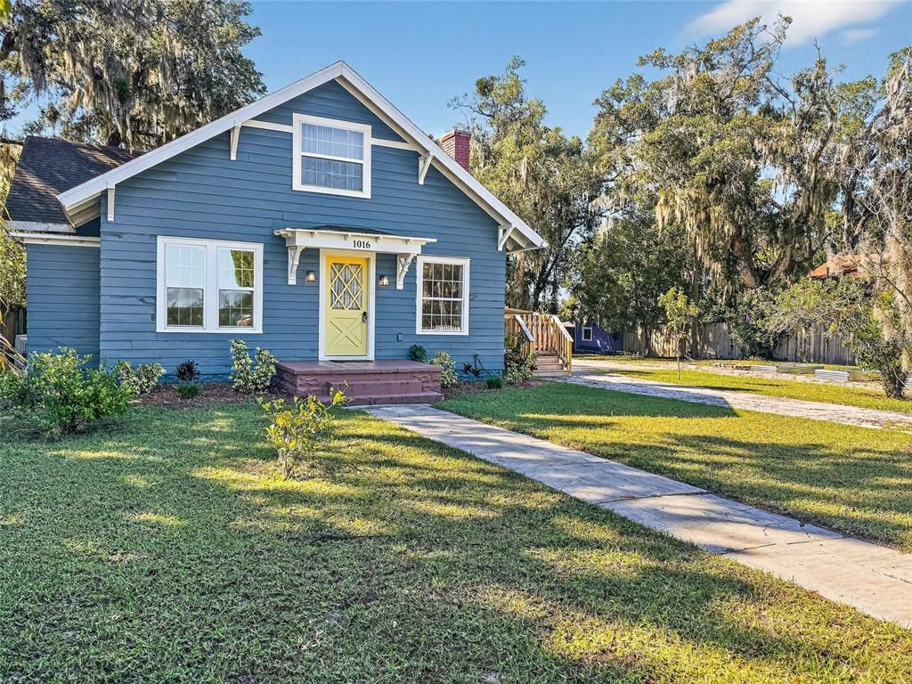 Exterior, Facade, Queen Anne Victorian