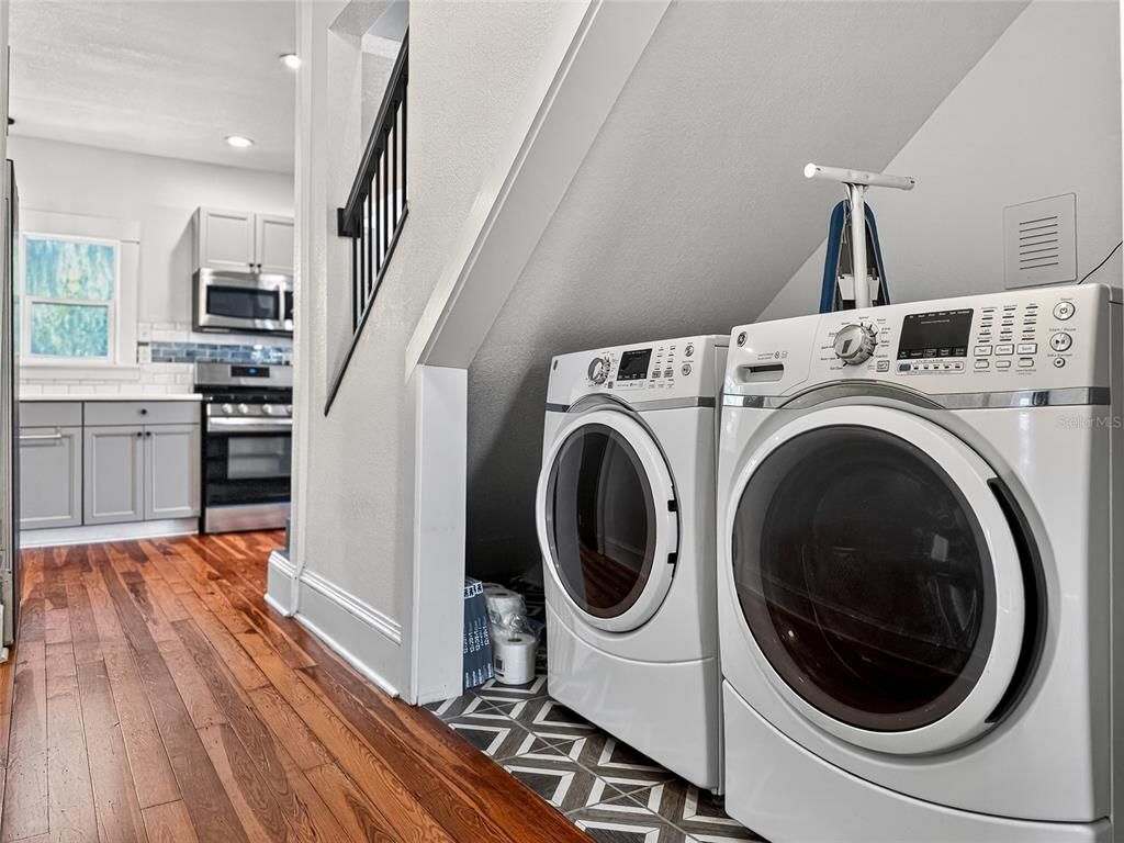 Interior, Recessed Lighting, Washer, Wood Texture Flooring