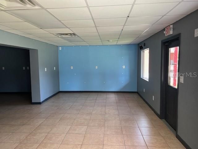 Empty room, Interior