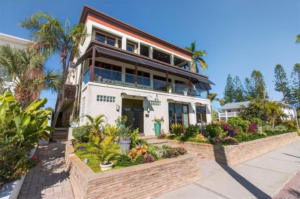 Exterior, Facade, Modern