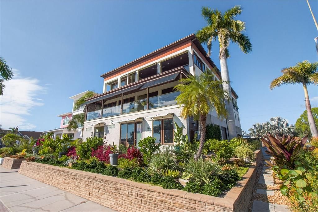 Exterior, Facade, Modern