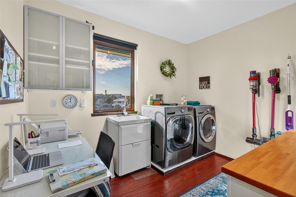 Interior, Washer, Wood Texture Flooring