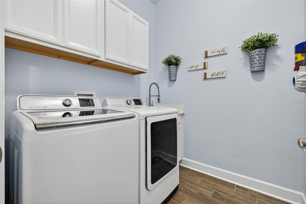 Interior, Washer, Wood Texture Flooring