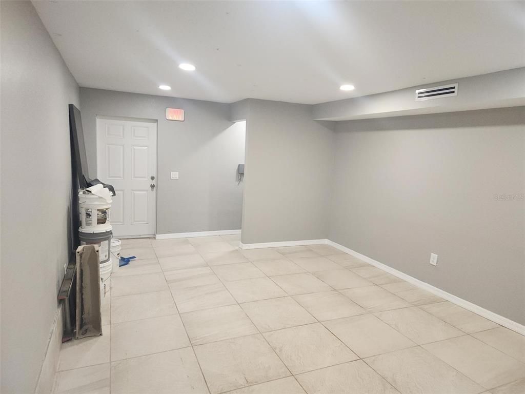 Empty room, Interior, Recessed Lighting