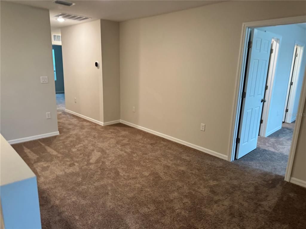 Empty room, Interior