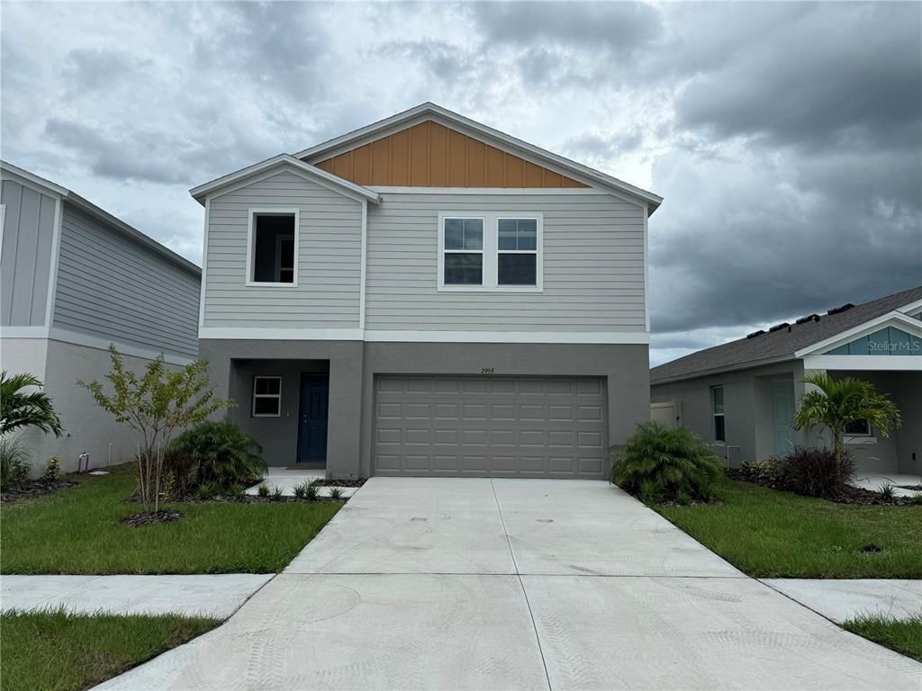 Attached, Exterior, Facade, American Craftsman