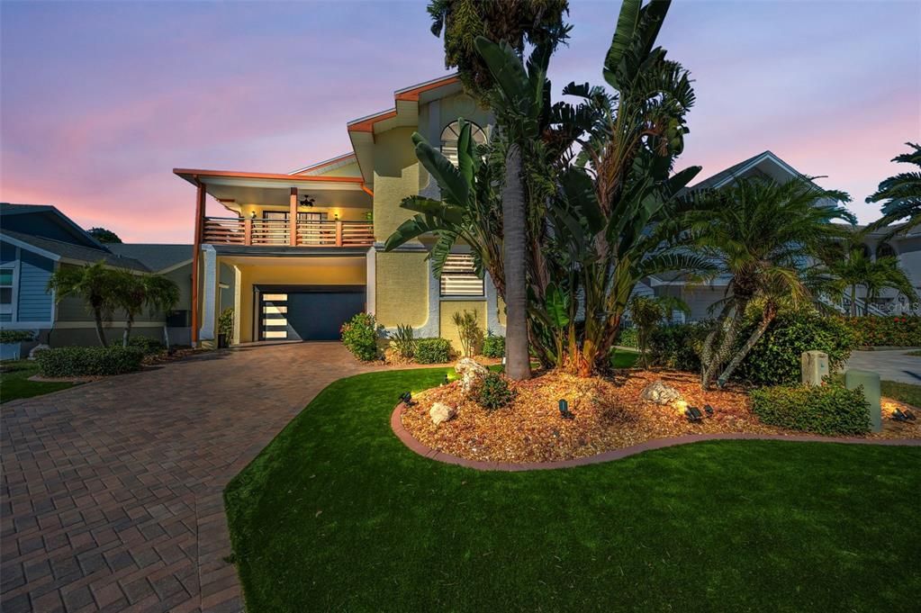 Attached, Backyard, Exterior, Facade, Modern