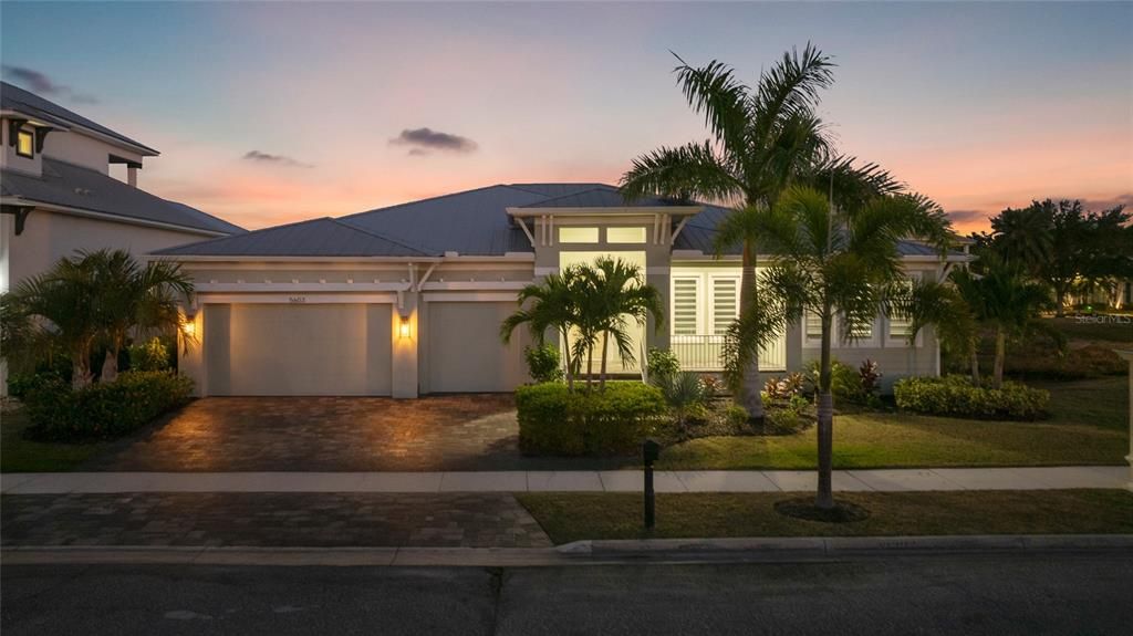 Attached, Exterior, Facade, Modern