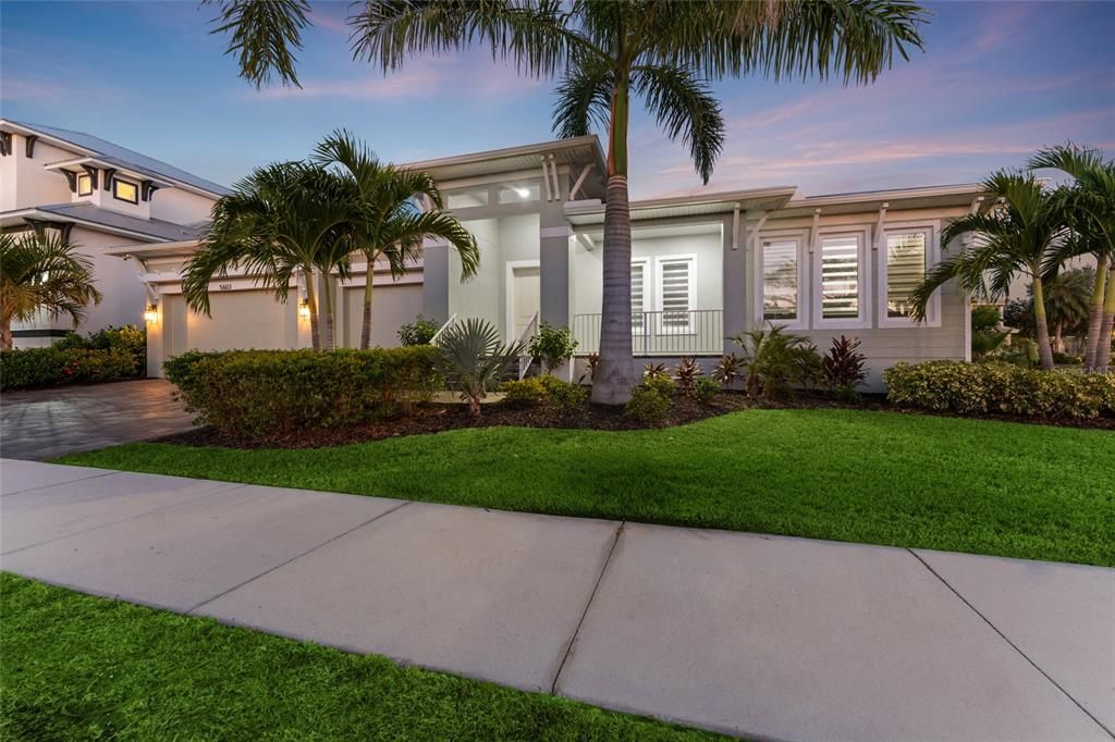 Backyard, Exterior, Facade, Modern