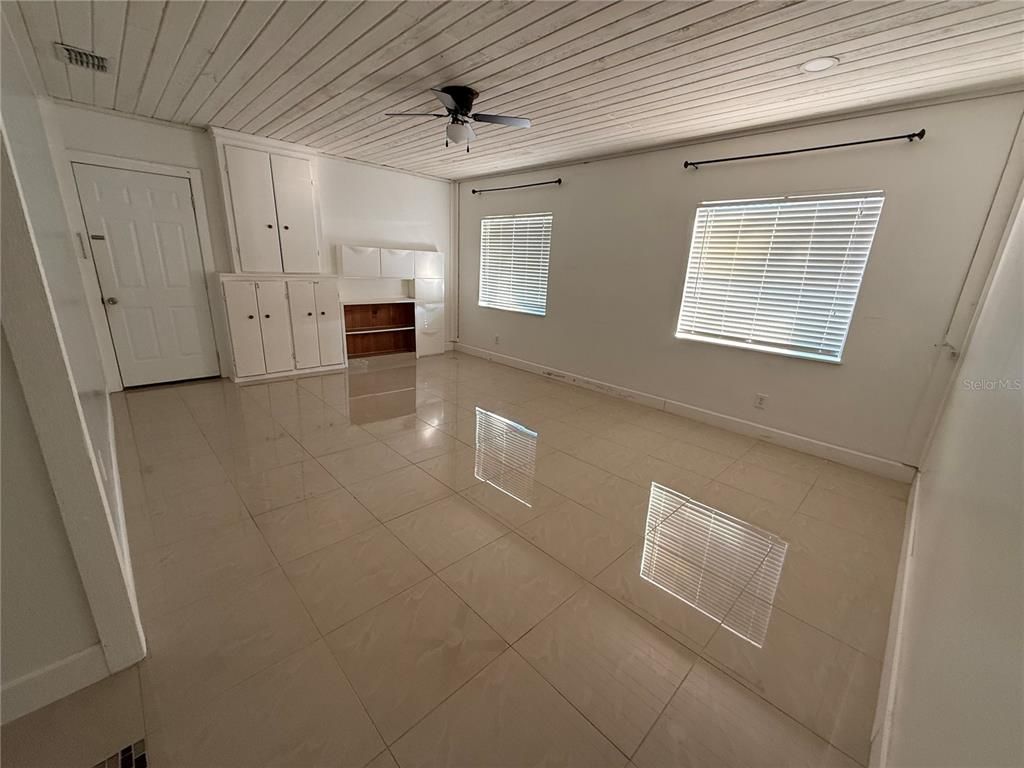 Empty room, Interior