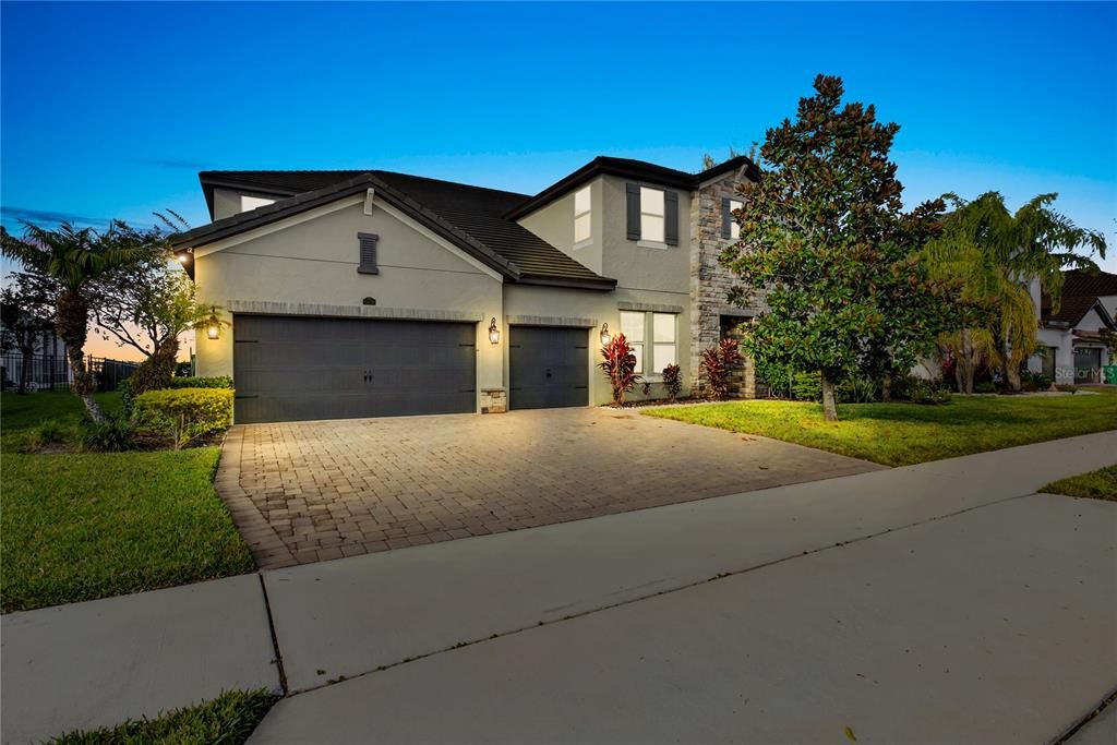 Attached, Exterior, Facade, American Craftsman