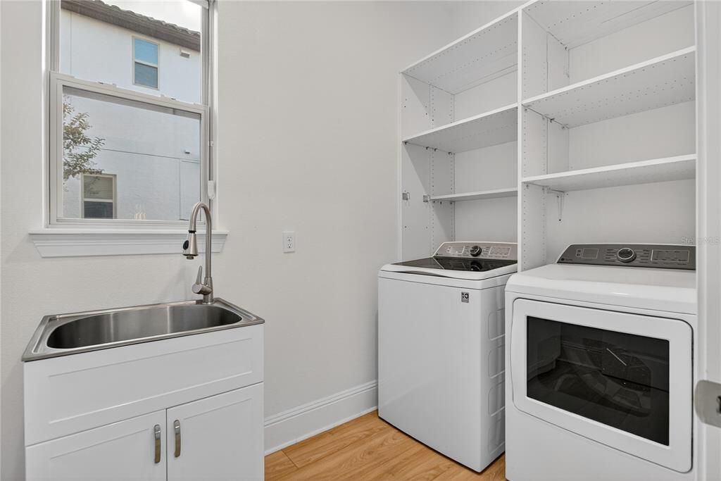 Interior, Washer, Wood Texture Flooring