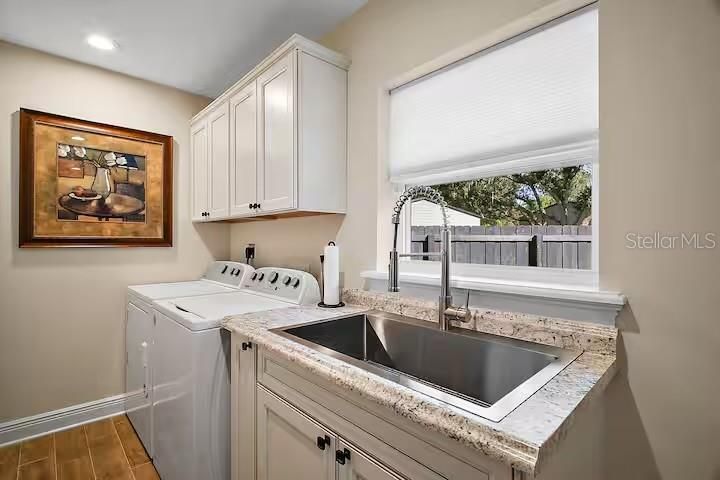 Interior, Recessed Lighting, Washer, Wood Texture Flooring