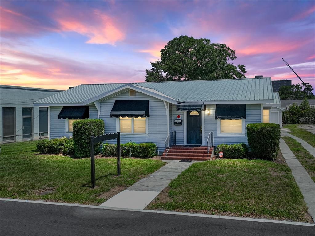 Exterior, Facade, Ranch