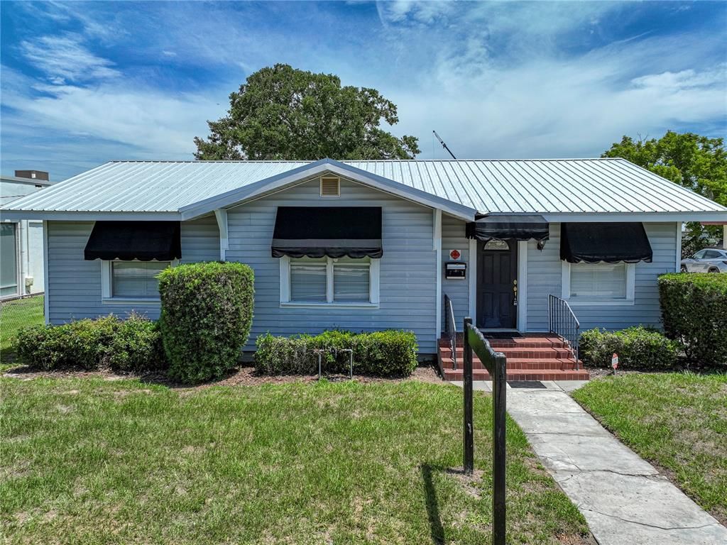 Exterior, Facade, Ranch