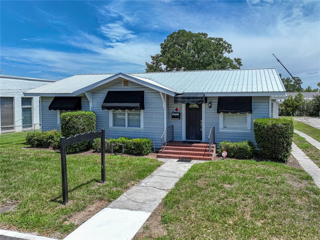 Exterior, Facade, Ranch