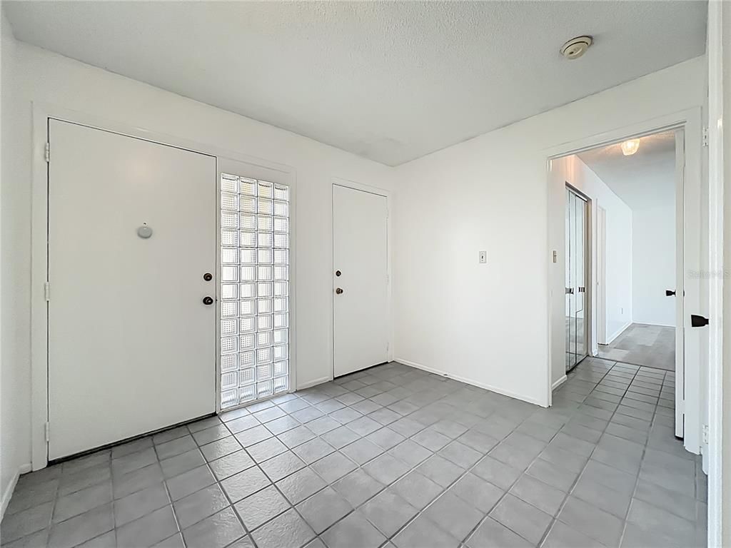 Empty room, Interior