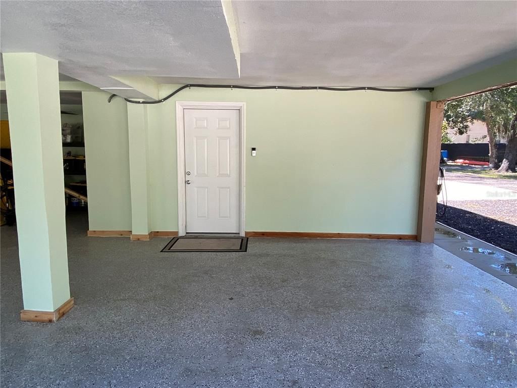 Empty room, Interior