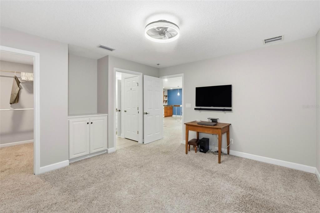 Home Office, Interior