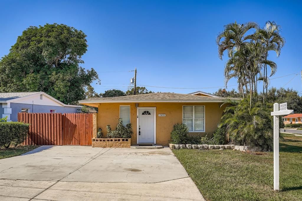 Backyard, Exterior, Facade, Ranch