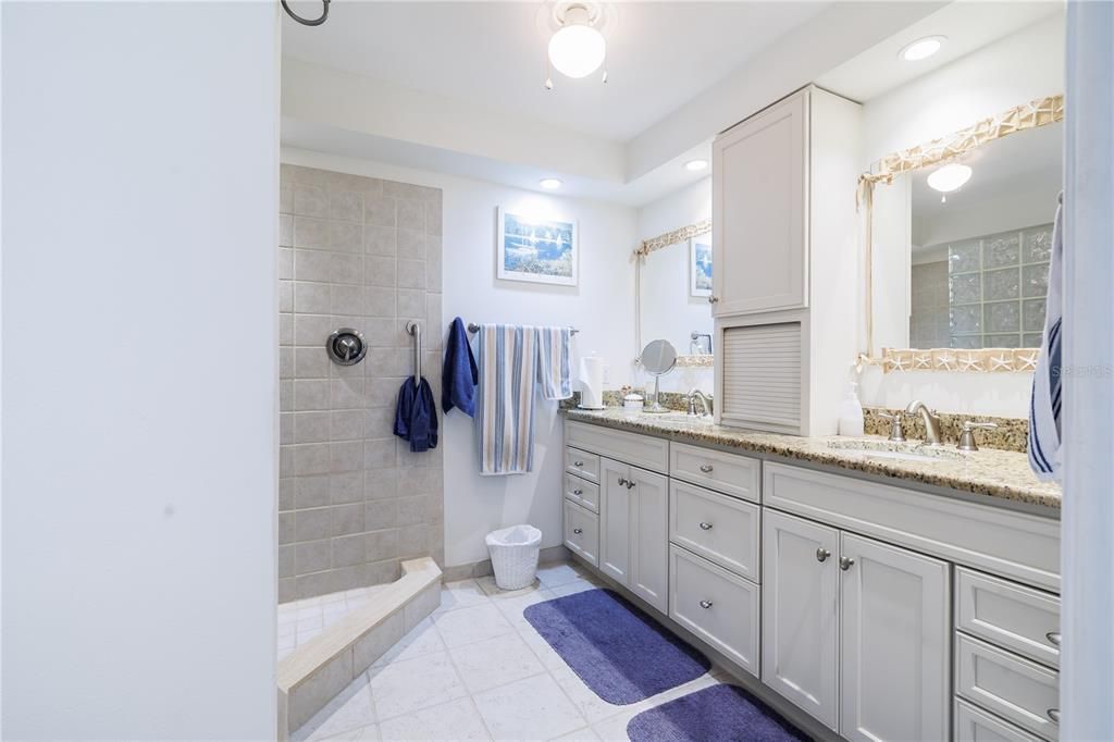 Bathroom, Dual Sink Vanities, Interior, Recessed Lighting