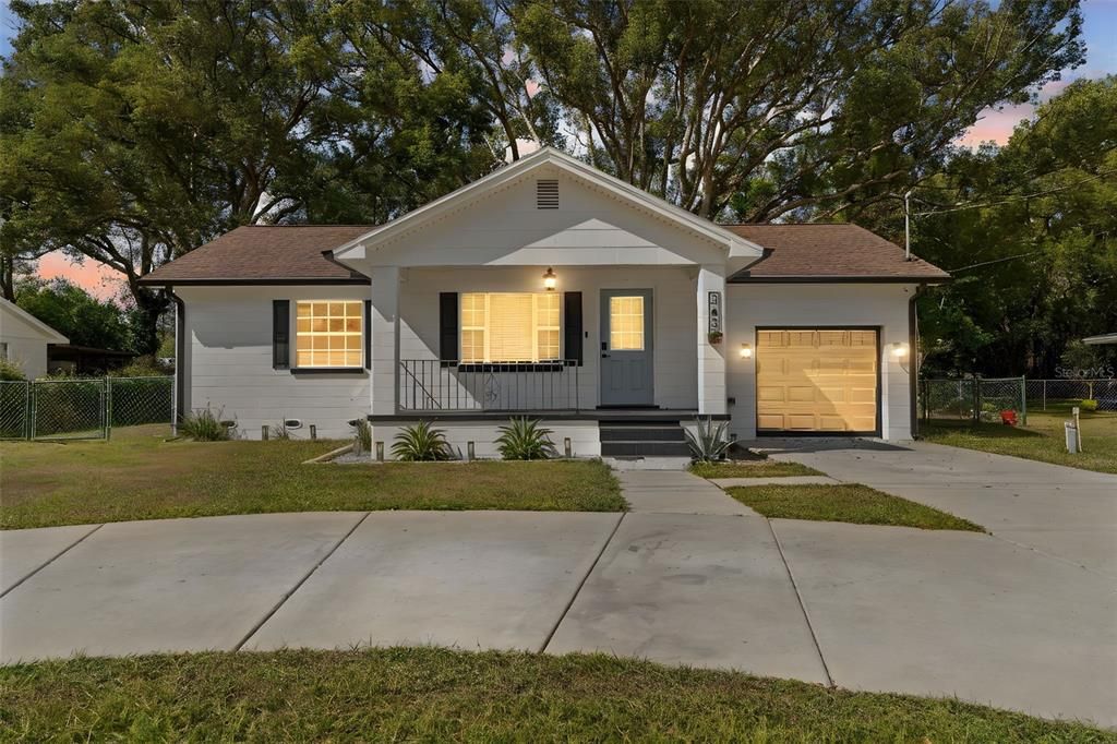 Attached, Exterior, Facade, Ranch