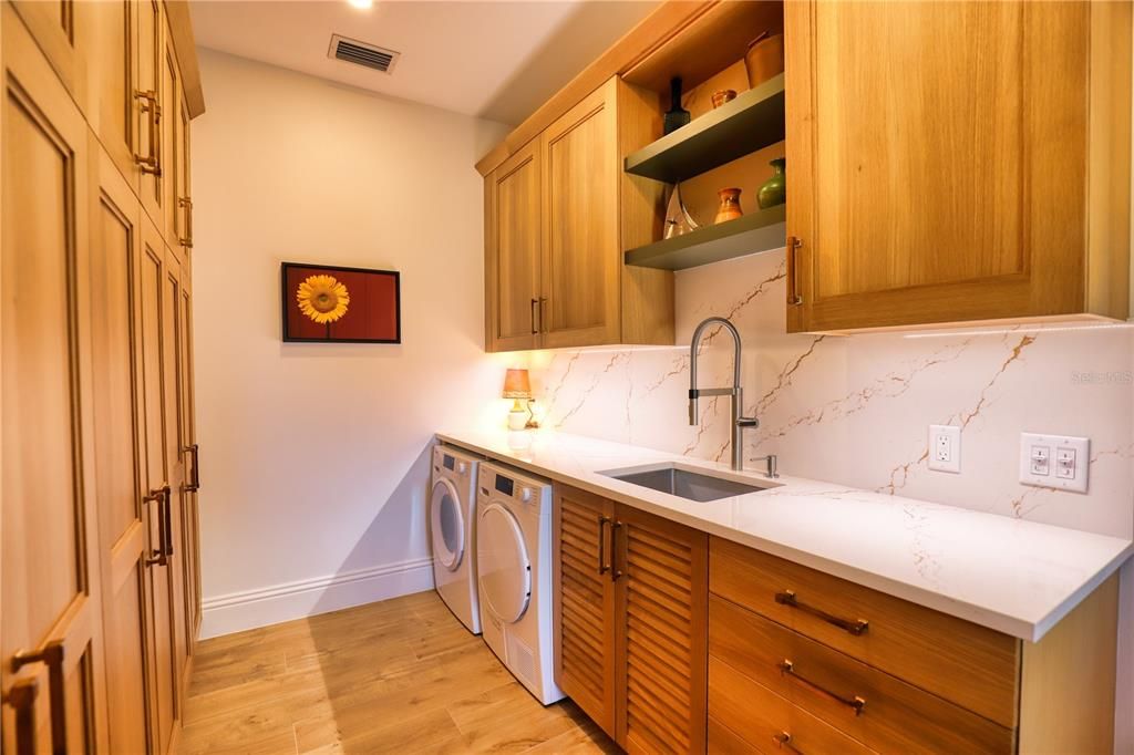 Interior, Recessed Lighting, Washer, Wood Texture Flooring