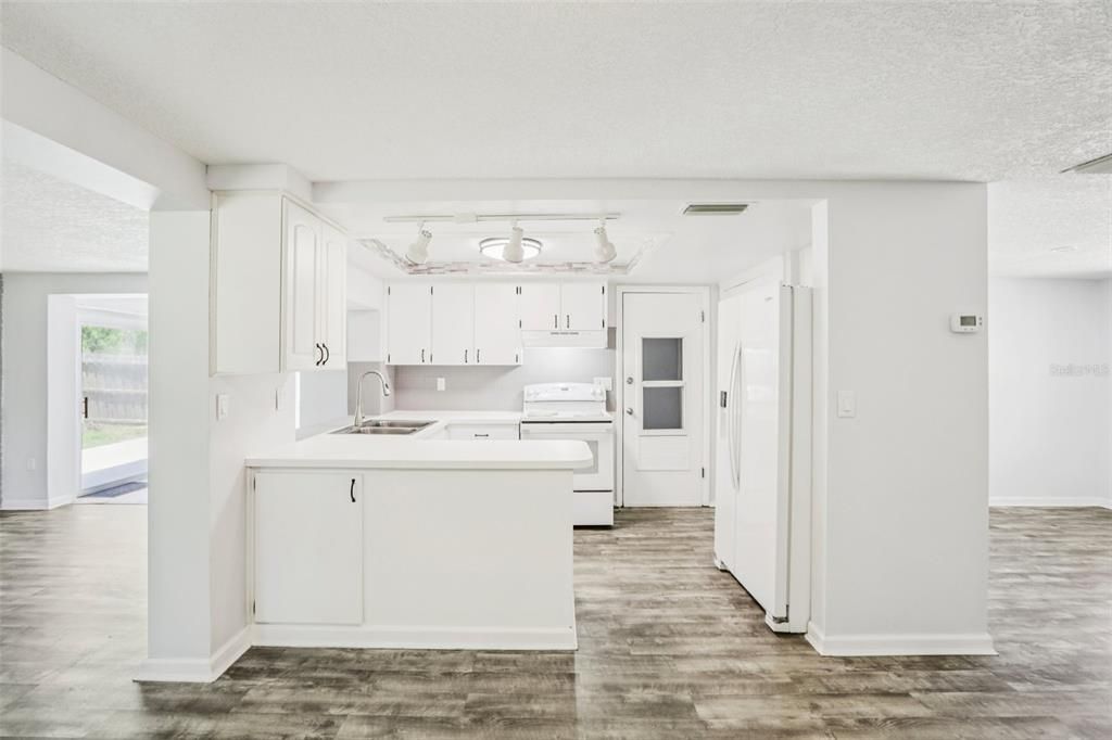 Interior, Kitchen, Washer, Wood Texture Flooring