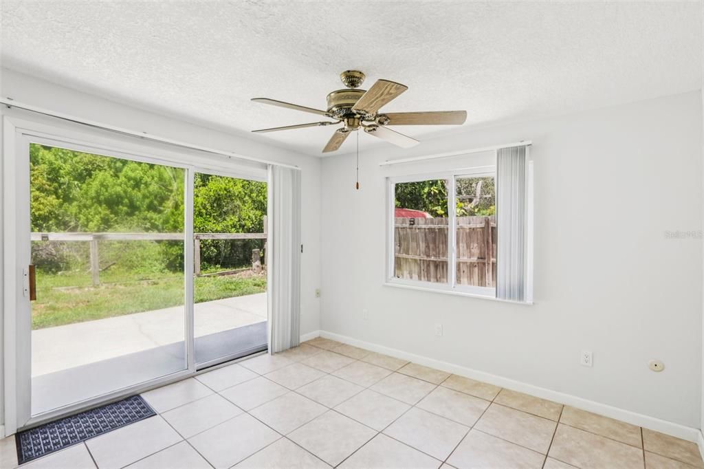Empty room, Interior