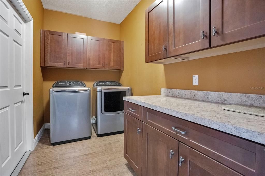Interior, Washer, Wood Texture Flooring
