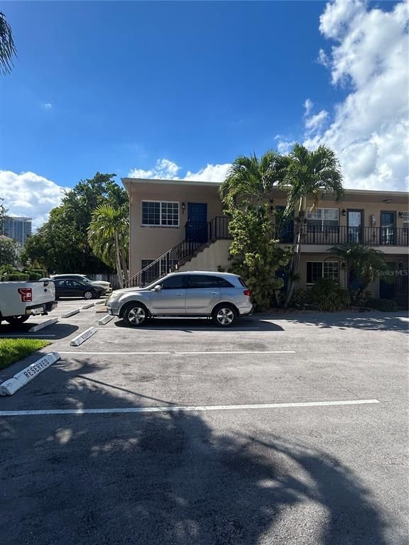 Exterior, Facade, Modern