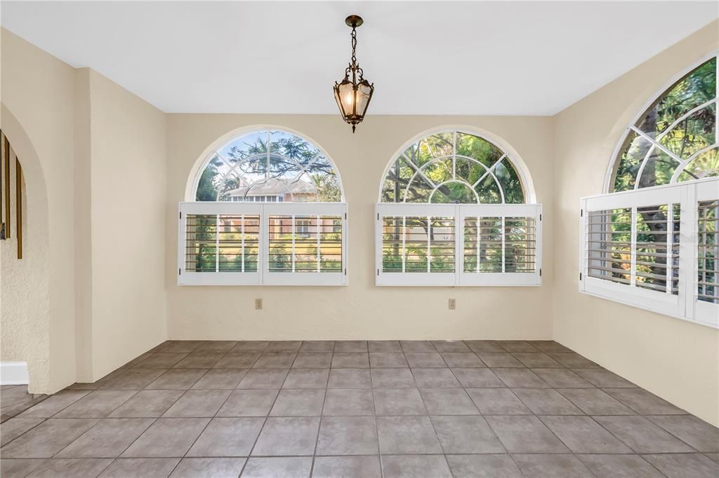 Empty room, Interior, Pendant Lights